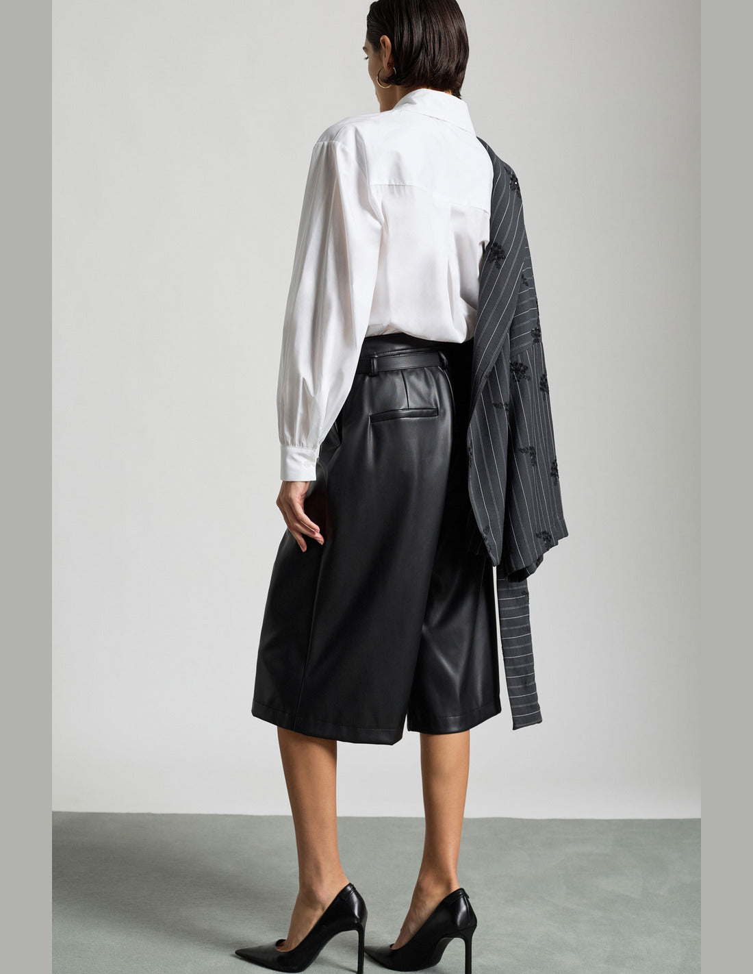 Bermuda taille haute effet cuir ceinturé porté, vue de dos – noir – Imperial Femme