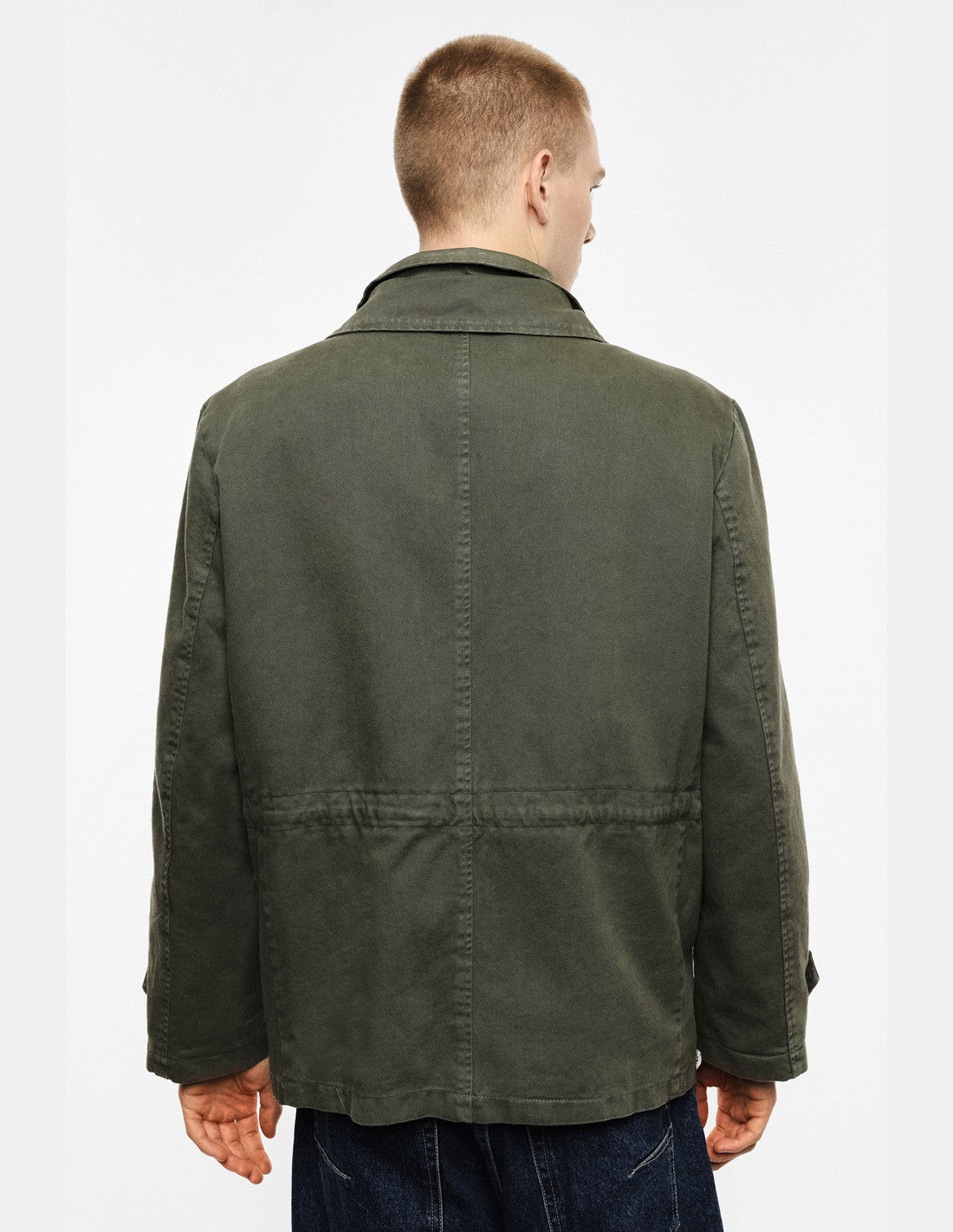 Surchemise saharienne à quatre poches, vert militaire, porté de profil