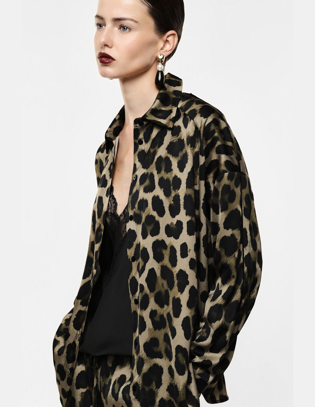 Chemise fluide imprimé léopard en viscose portée, vue de côté – Imperial Femme