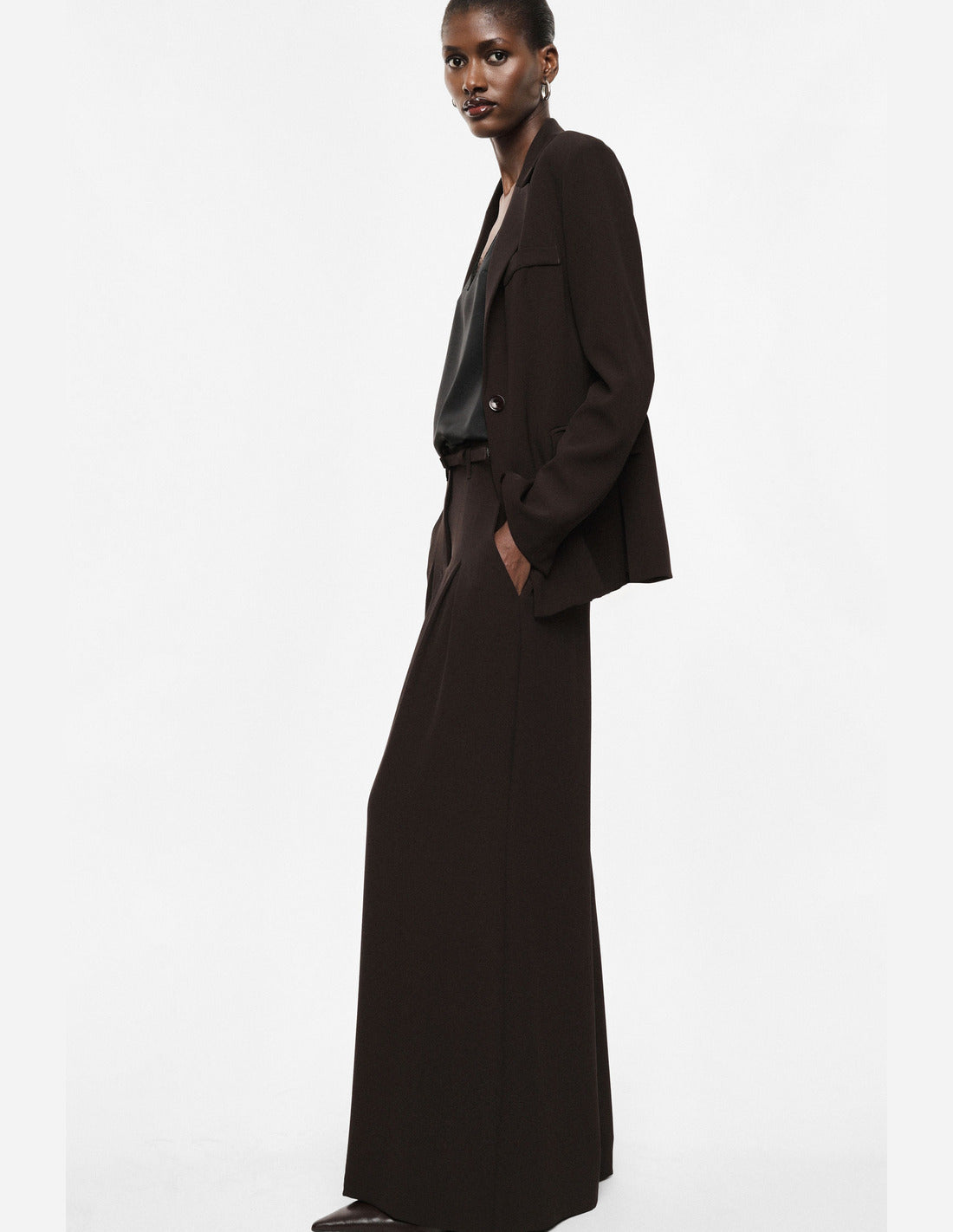 Pantalon palazzo taille haute ceinturé en crêpe porté – marron – Imperial Femme