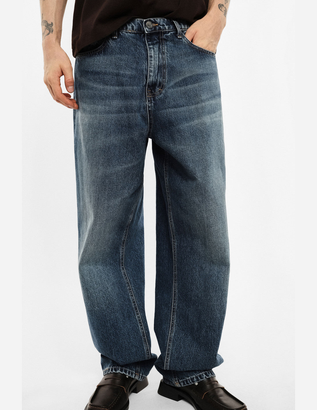Jean baggy taille mi-haute, bleu denim, porté de profil