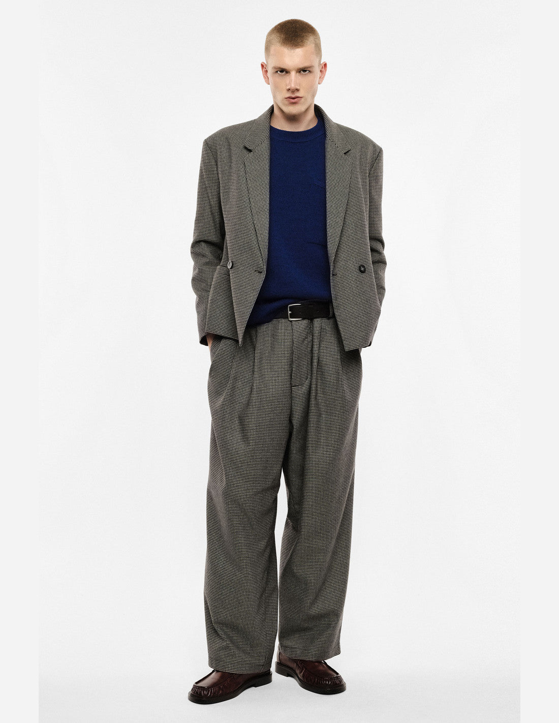 Pantalon large à plis micro pied-de-poule, taupe vert violet, porté de face