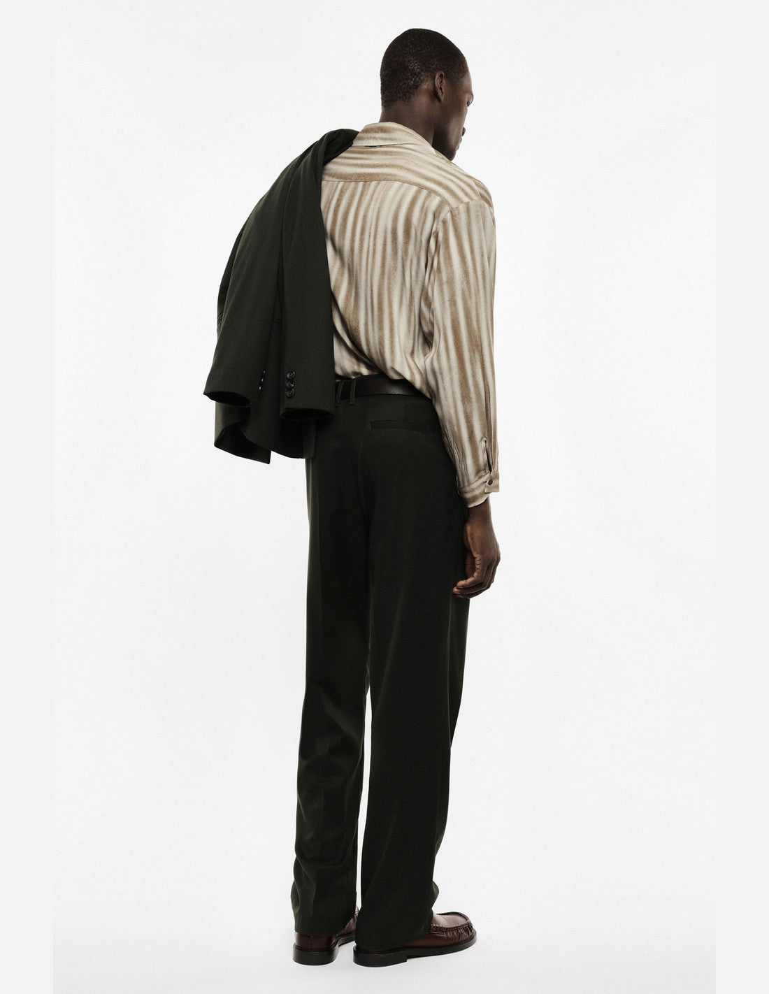 Pantalon droit à pinces, vert forêt, porté de profil