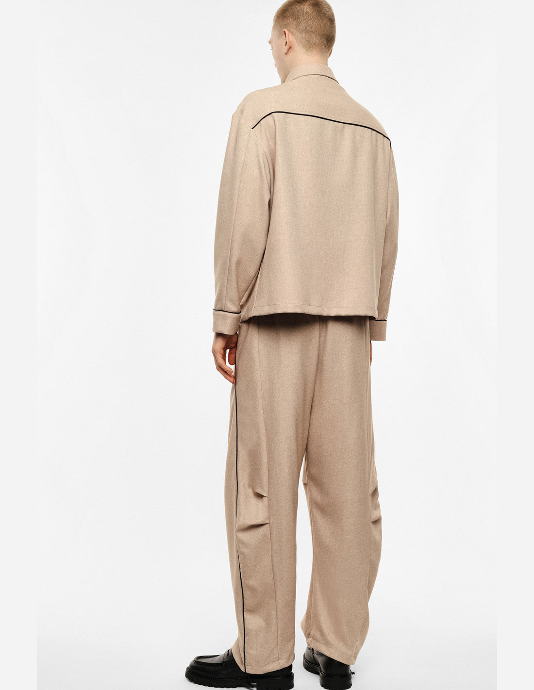 Pantalon baggy à liserés contrastés, beige, porté de dos