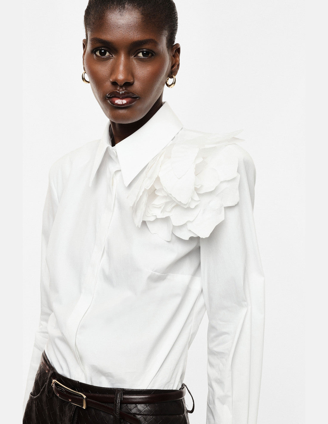 Chemise à col classique et fleur en relief, blanc, portée, détail