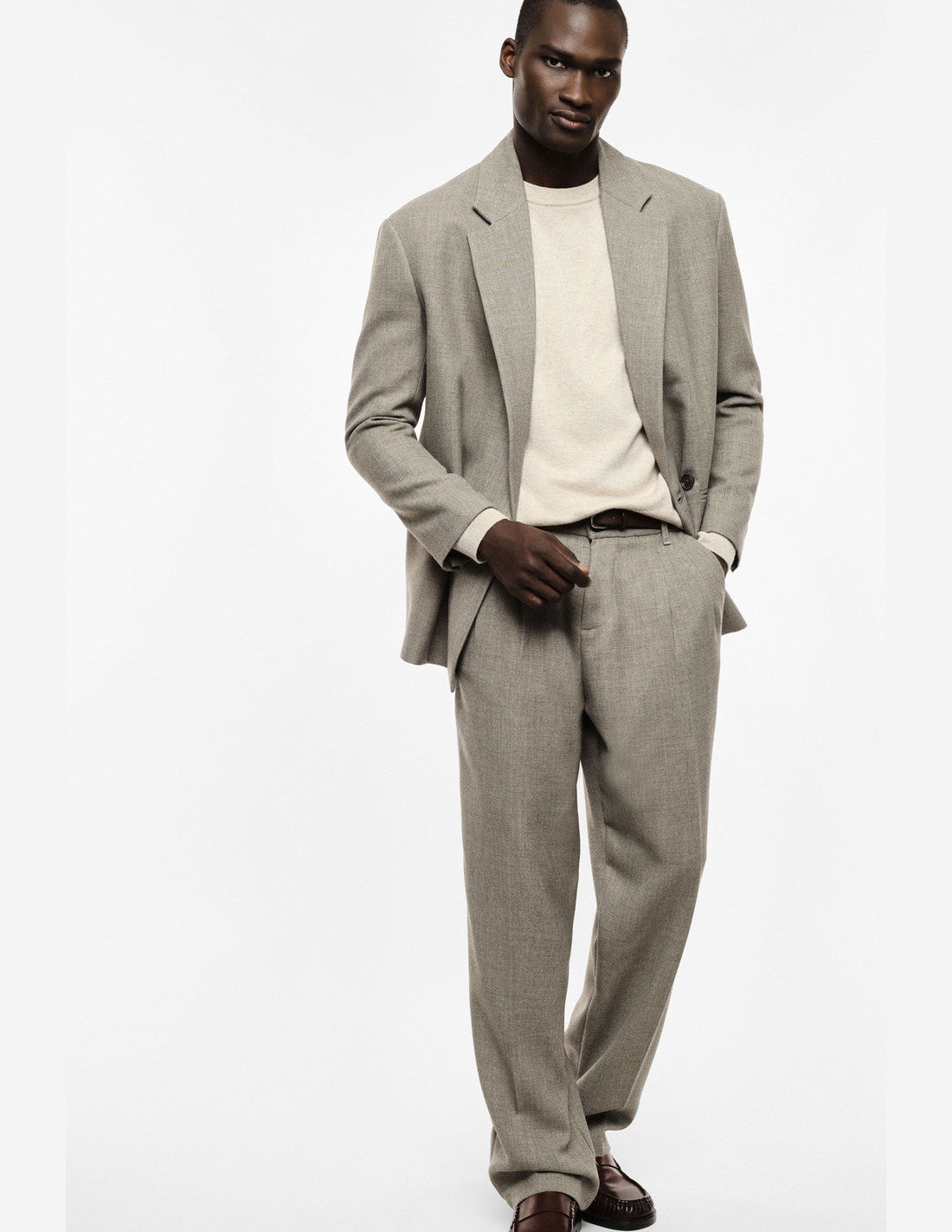 Pantalon à pinces et pli marqué, taupe, porté, détail