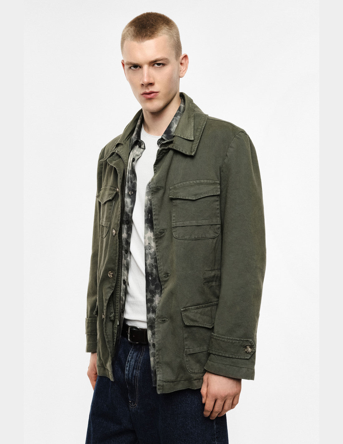 Surchemise saharienne à quatre poches, vert militaire, porté de dos