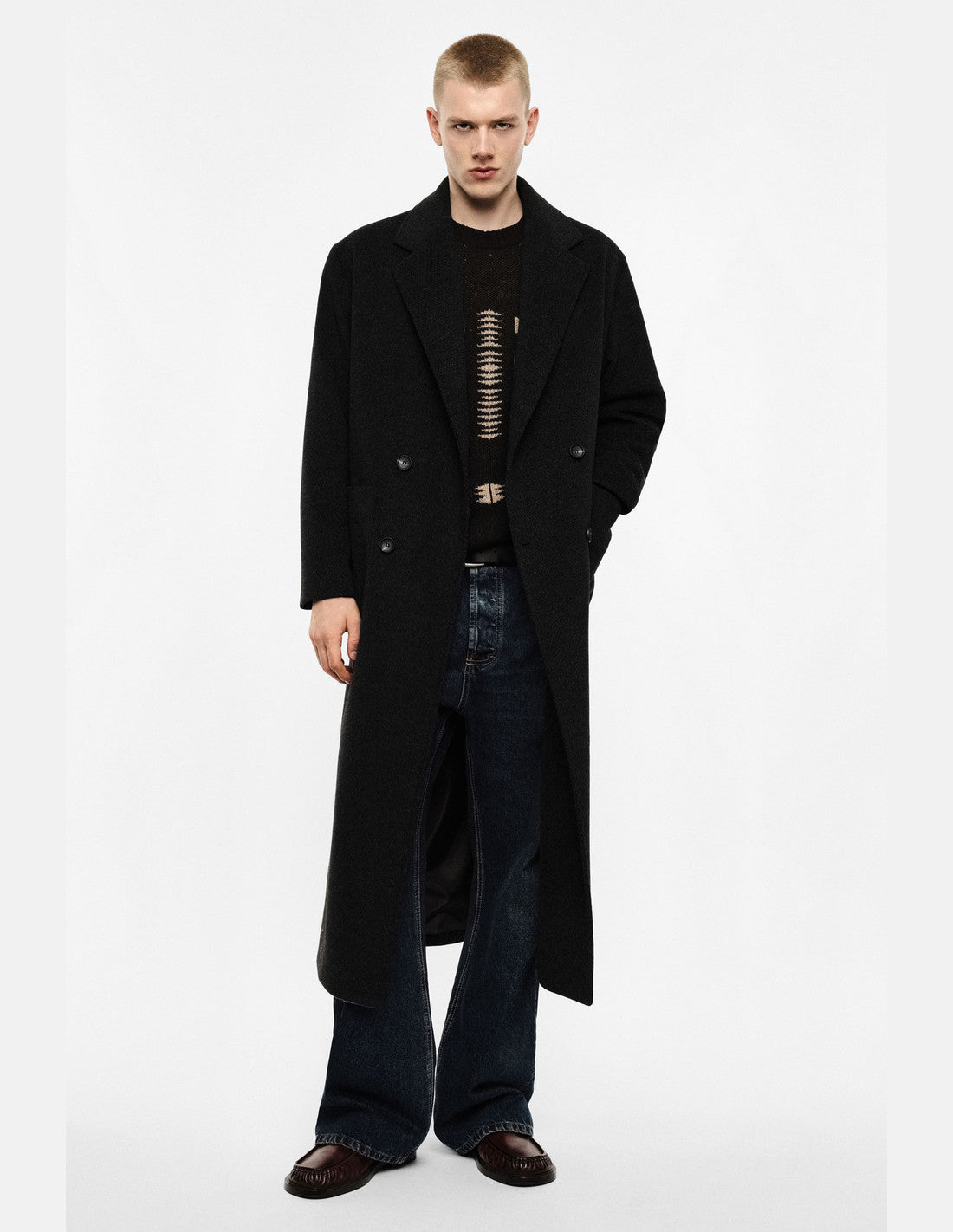 Manteau long croisé à poches plaquées, gris anthracite, porté de face