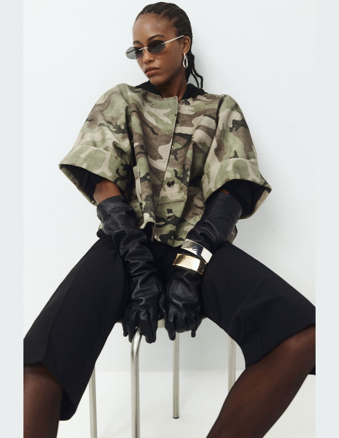 Veste courte boxy camouflage portée avec un pantalon noir – kaki et beige – Imperial Femme
