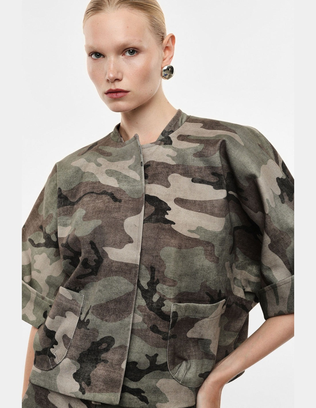 Veste courte boxy camouflage portée, détail du col et des poches – kaki et beige – Imperial Femme