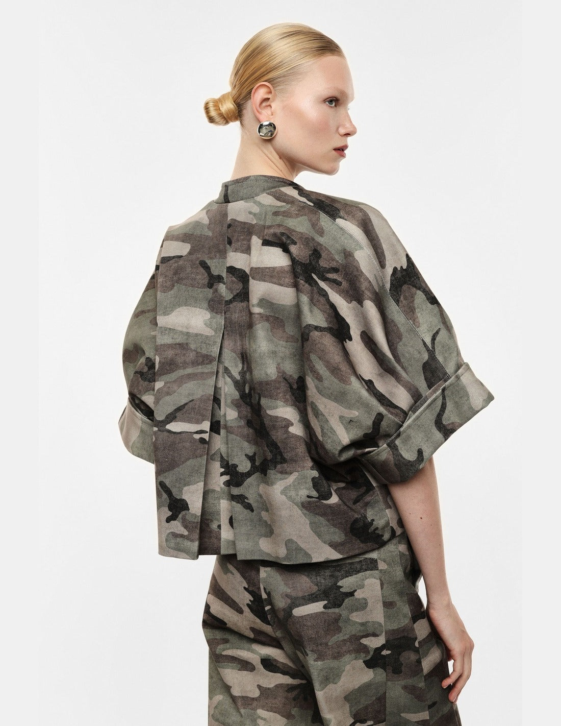 Veste courte boxy camouflage portée, vue de dos avec pli creux – kaki et beige – Imperial Femme