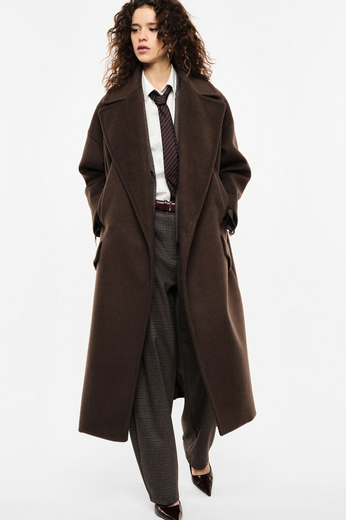 Manteau long oversize KG26 porté – Marron – Imperial Femme