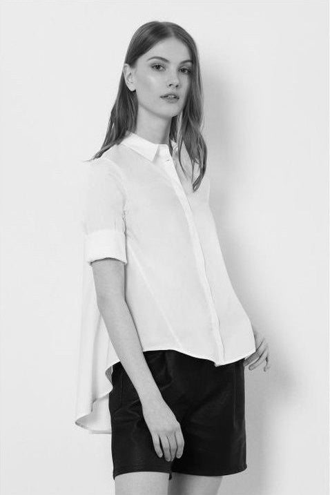 Chemise blanche portée avec un short noir — collection Tops, Imperial Lyon