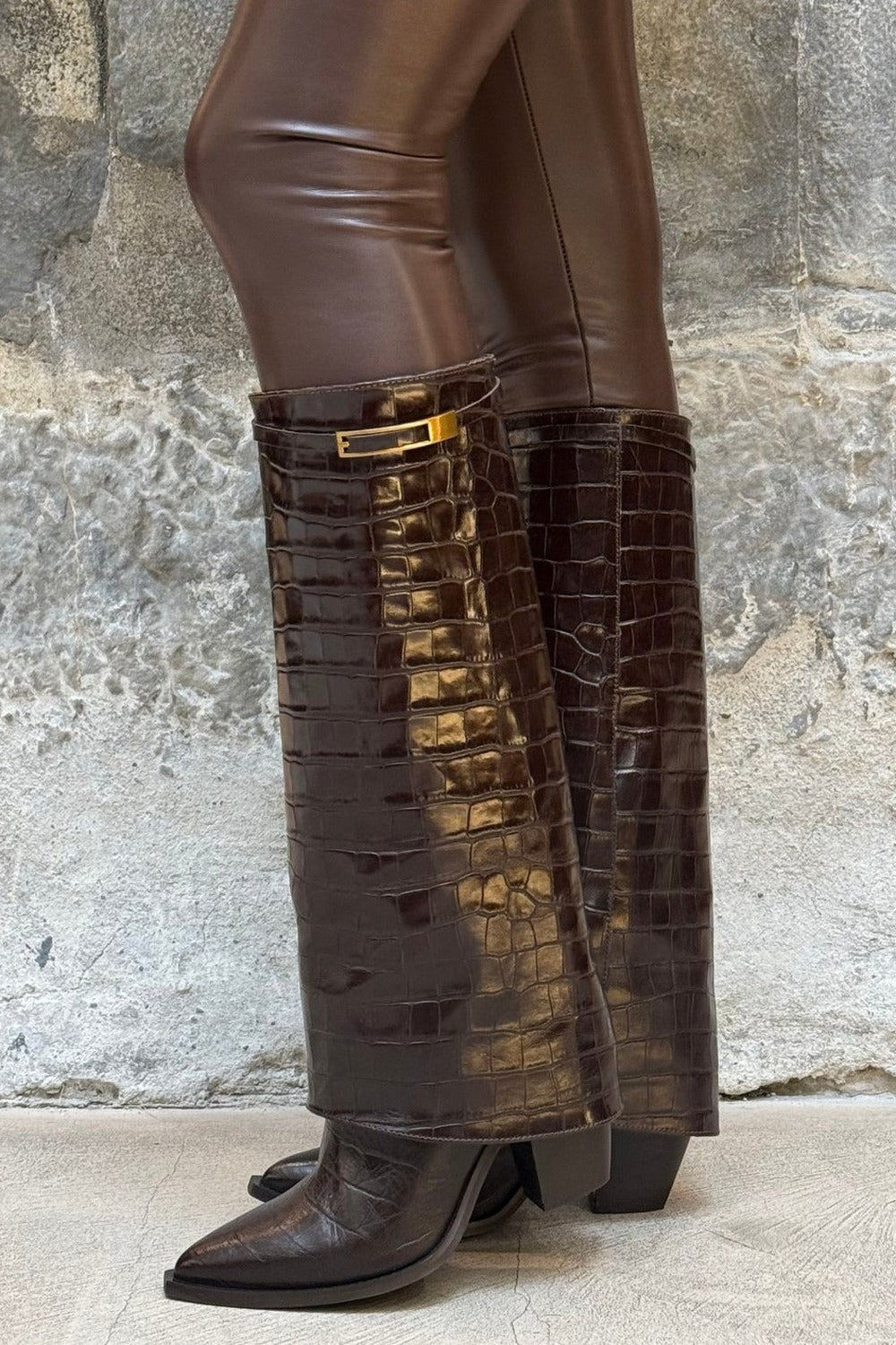 Bottes à revers façon croco portées – Imperial