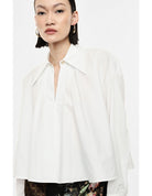 Chemise courte ample en coton à maxi poignets, portée