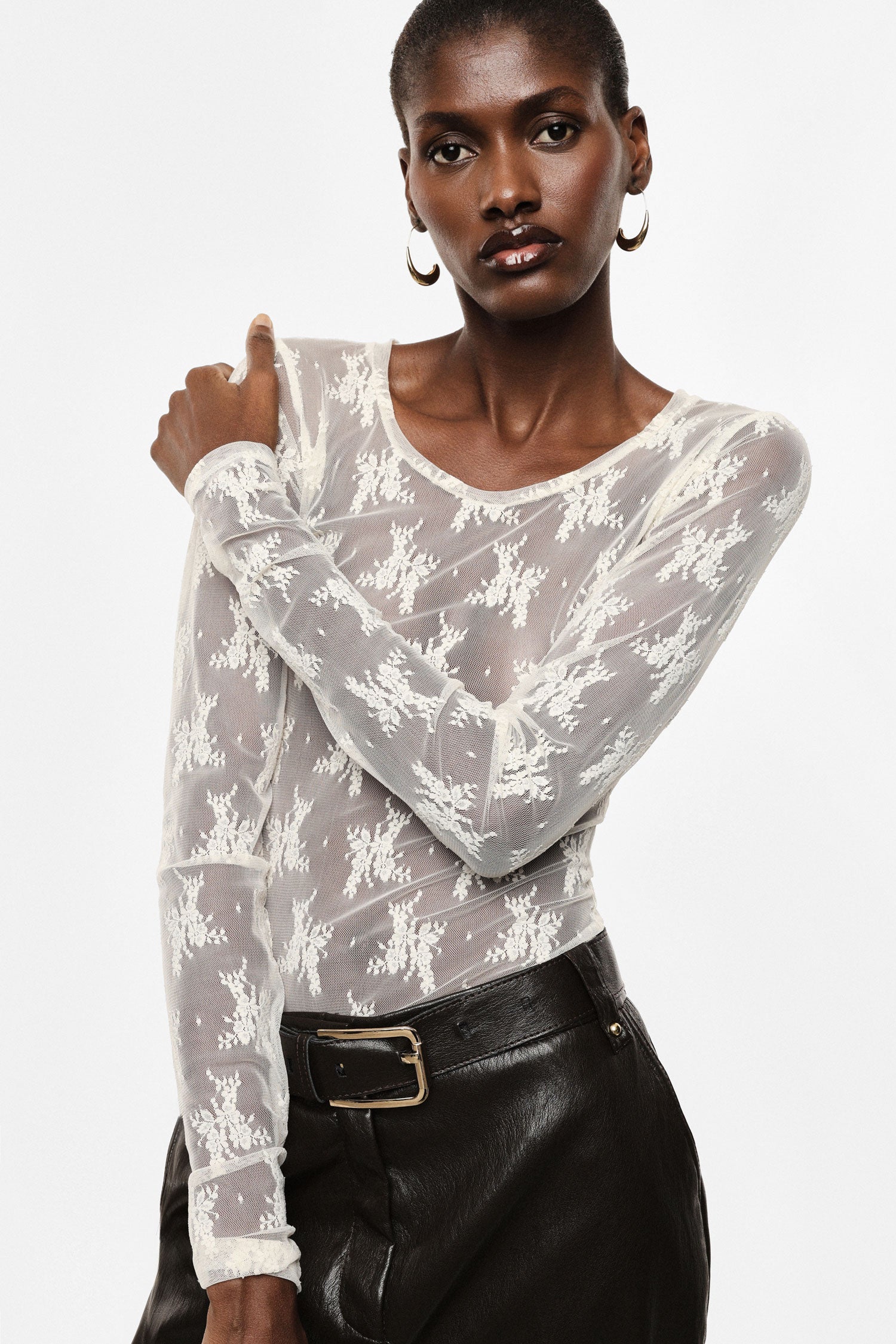 T-shirt dentelle florale manches longues porté, détail – Écru – Imperial Femme