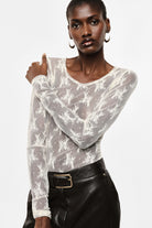 T-shirt dentelle florale manches longues porté, détail – Écru – Imperial Femme