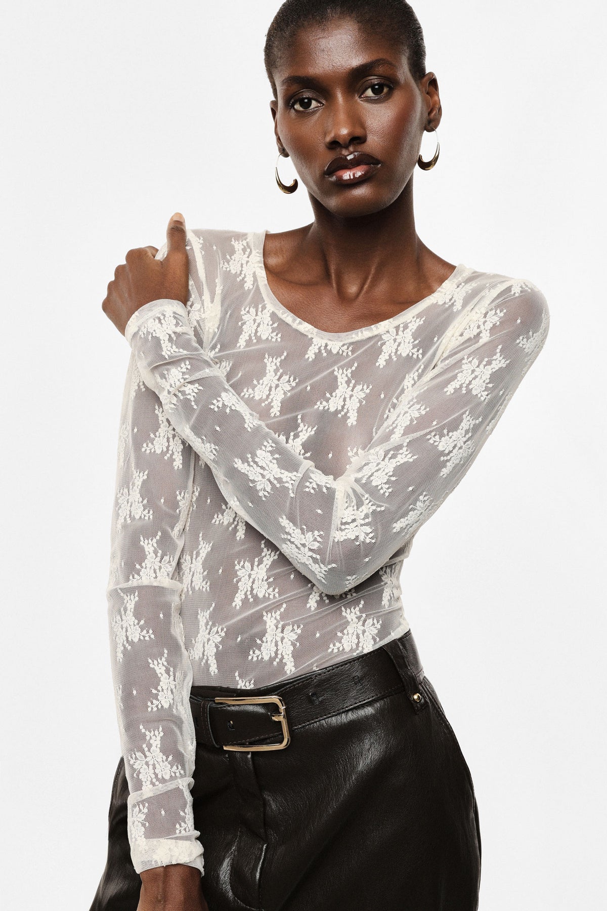 T-shirt dentelle florale manches longues porté, détail – Écru – Imperial Femme