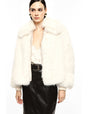 Veste courte en fausse fourrure à large col portée, face – écru – Imperial Femme