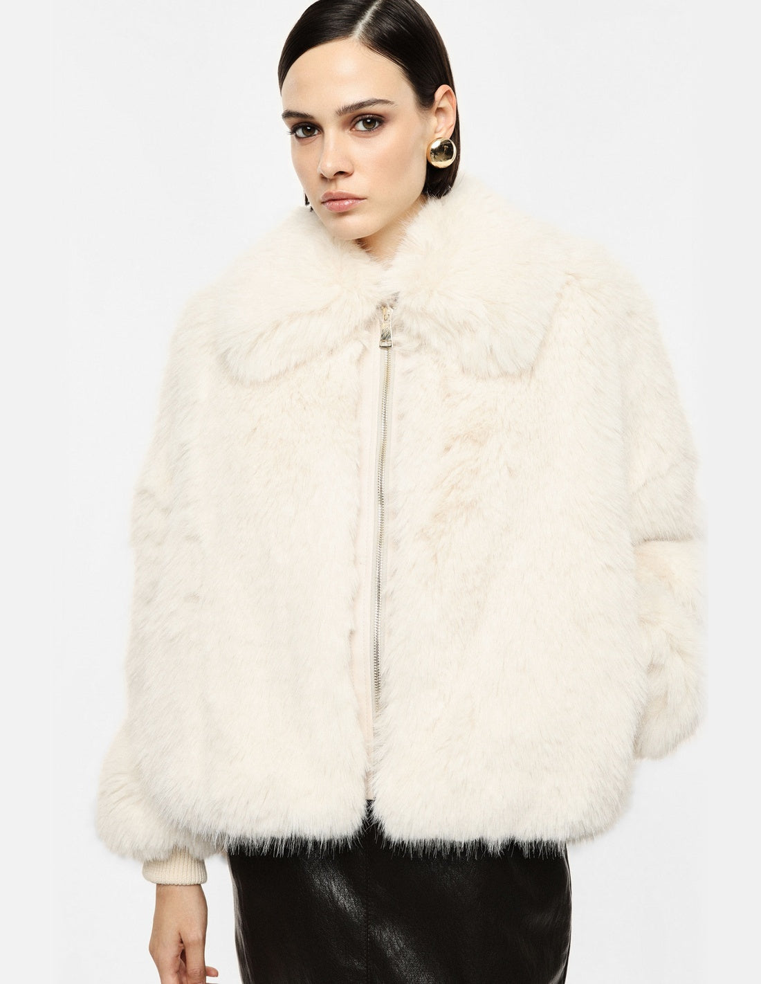 Veste courte en fausse fourrure à large col, portée