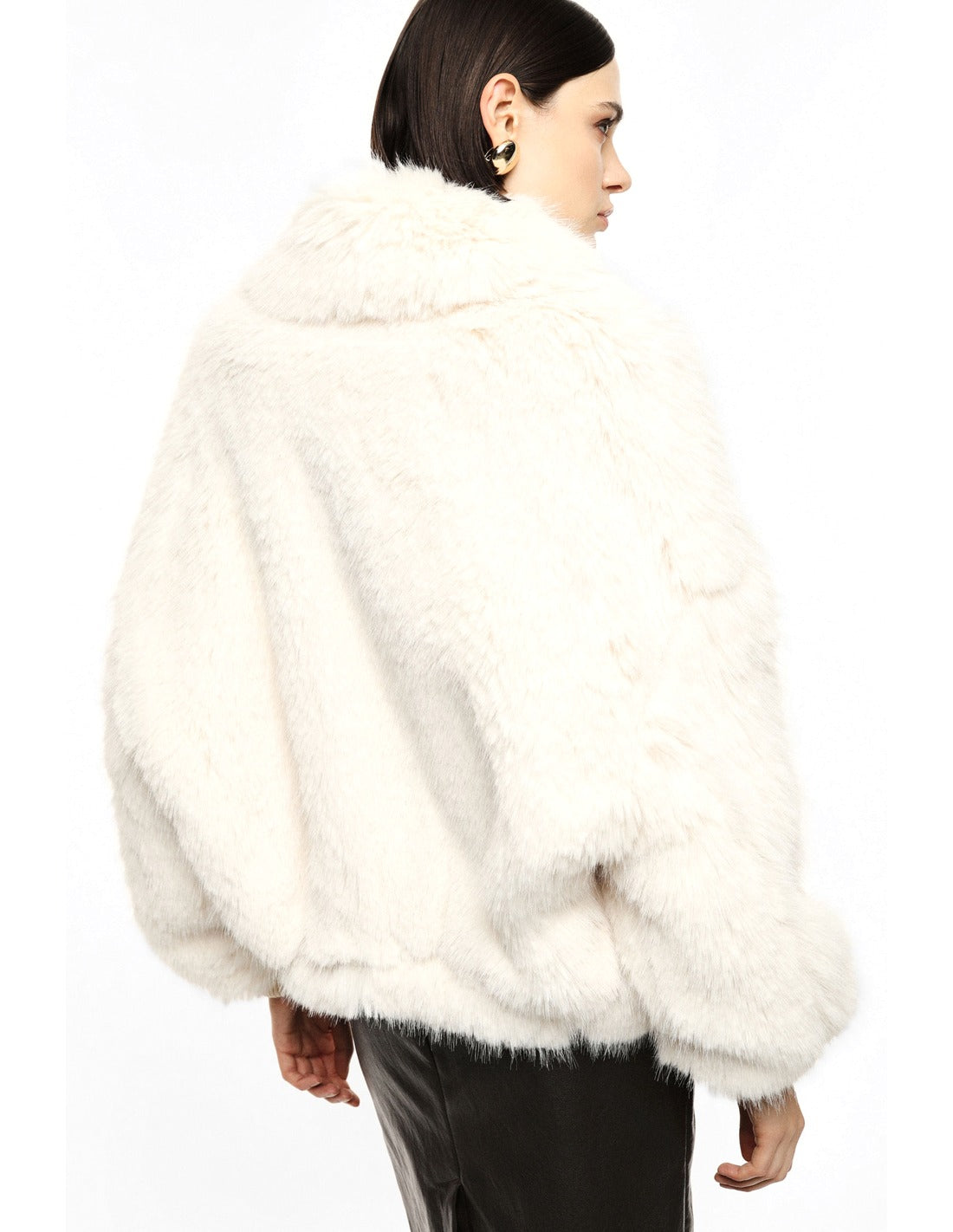 Veste courte en fausse fourrure à large col portée, dos – écru – Imperial Femme