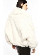 Veste courte en fausse fourrure à large col portée, dos – écru – Imperial Femme