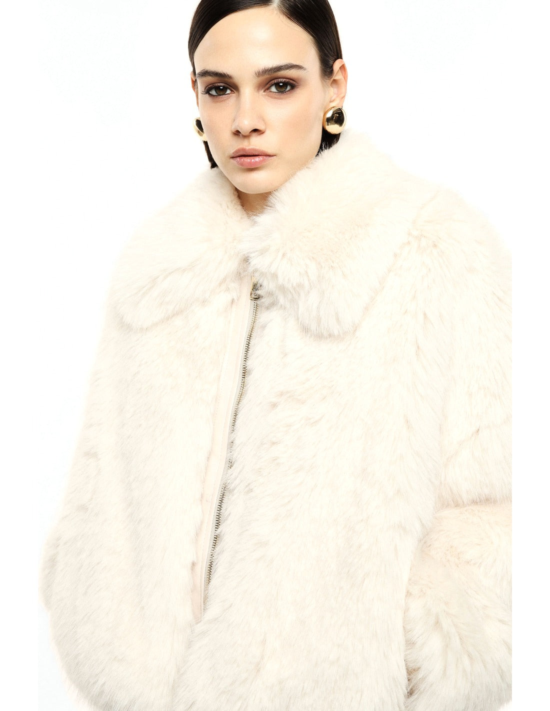 Veste courte en fausse fourrure à large col portée, buste – écru – Imperial Femme