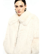 Veste courte en fausse fourrure à large col portée, buste – écru – Imperial Femme