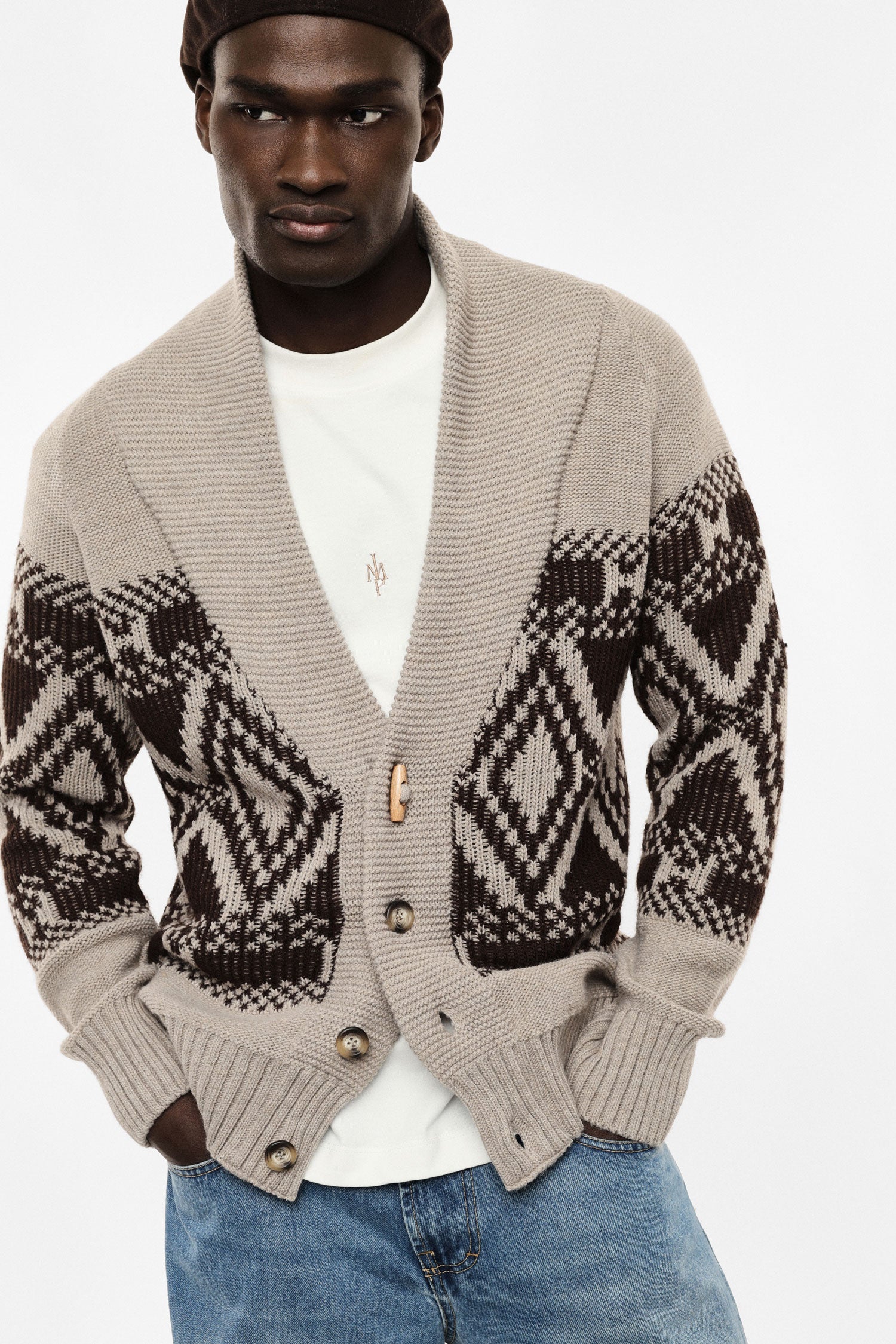 Cardigan col châle en maille jacquard porté, face – Beige ficelle – Imperial Homme
