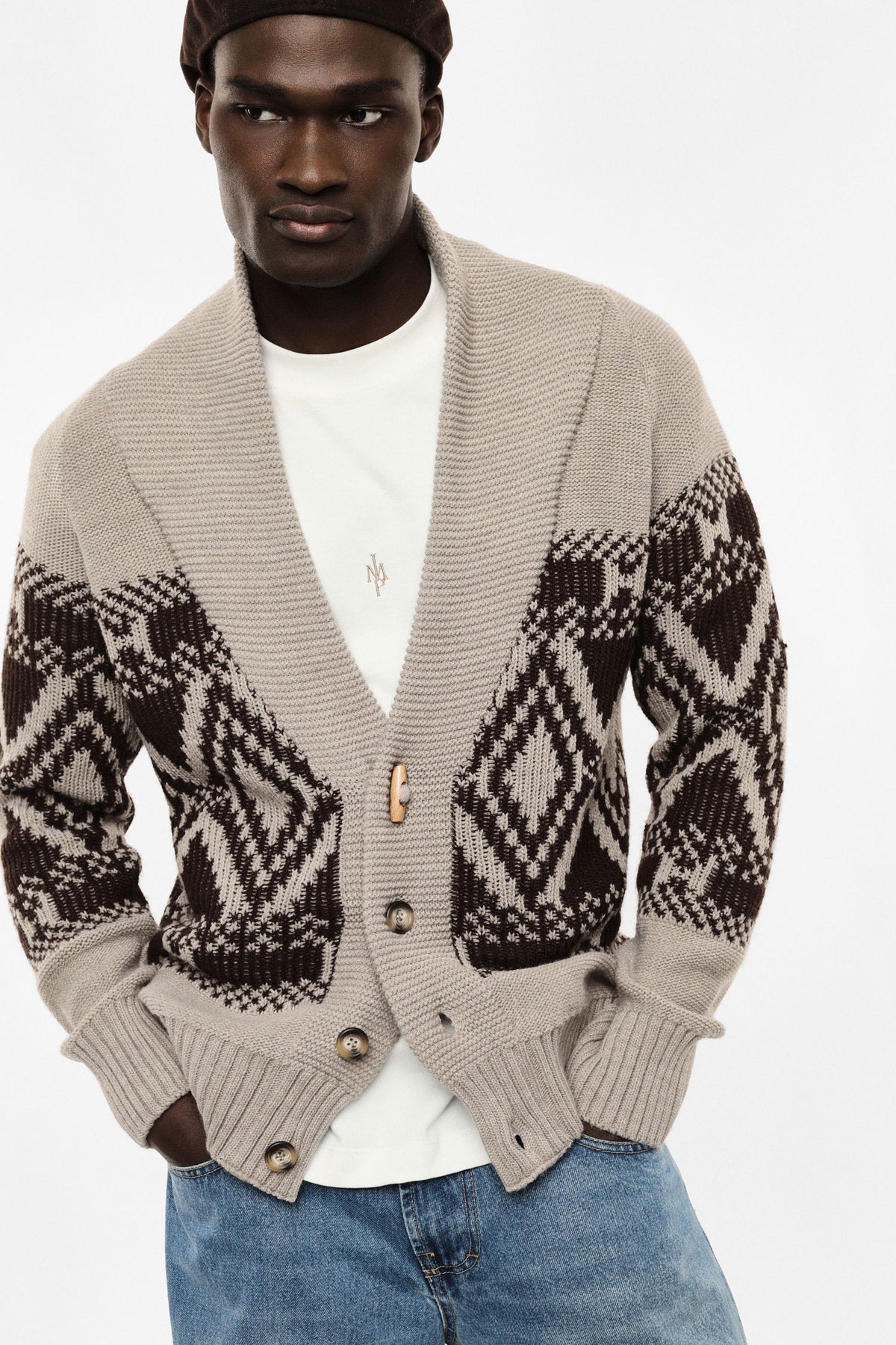 Cardigan col châle en maille jacquard porté, face – Beige ficelle – Imperial Homme