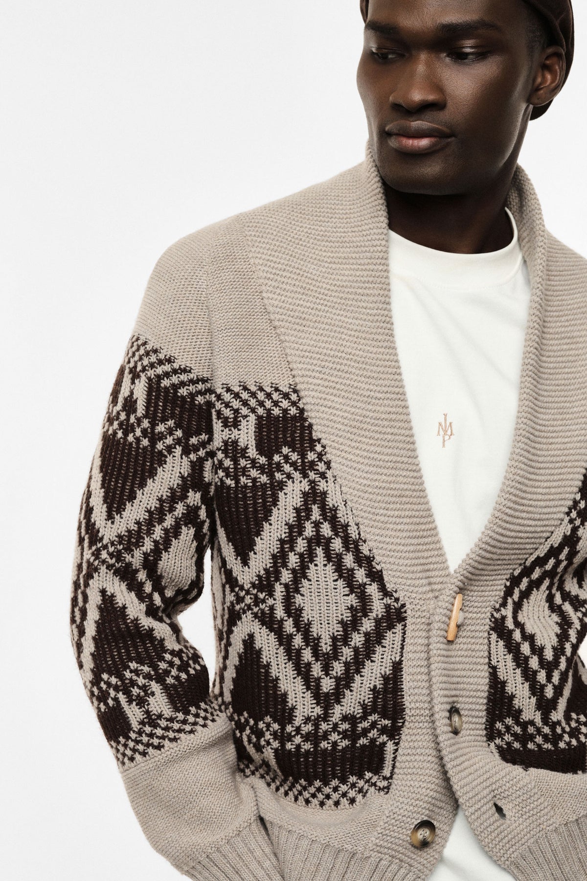 Cardigan col châle en maille jacquard porté, profil – Beige ficelle – Imperial Homme