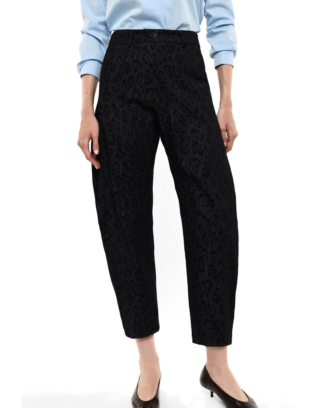 Pantalon barrel taille haute en denim jacquard porté, profil – bleu denim – Imperial Femme