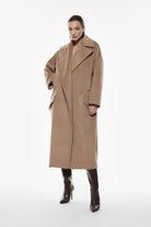 Manteau long cocon à larges revers porté, face – Camel – Imperial Femme