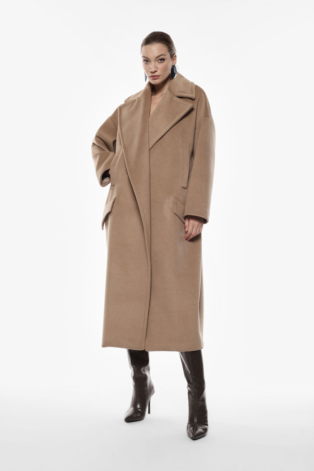 Manteau long cocon à larges revers porté, face – Camel – Imperial Femme