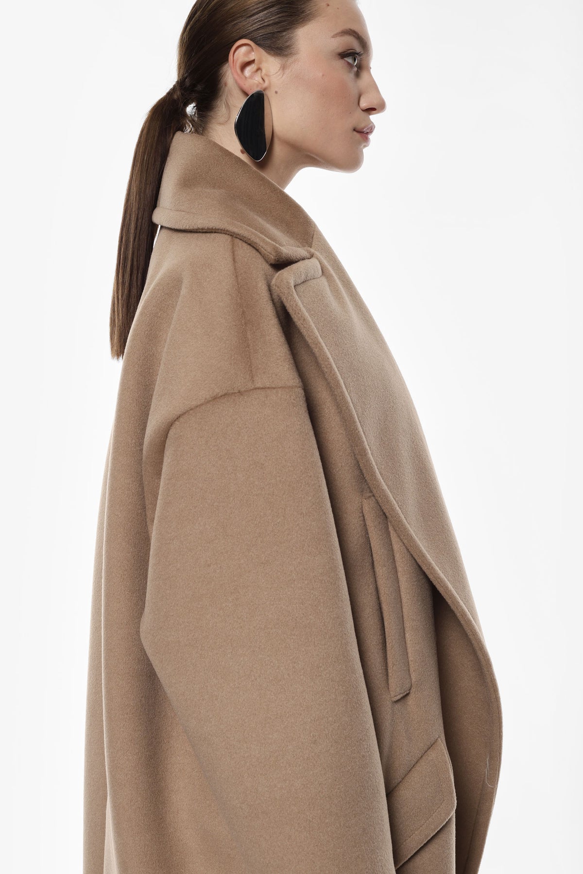 Manteau long cocon à larges revers porté ouvert – Camel – Imperial Femme