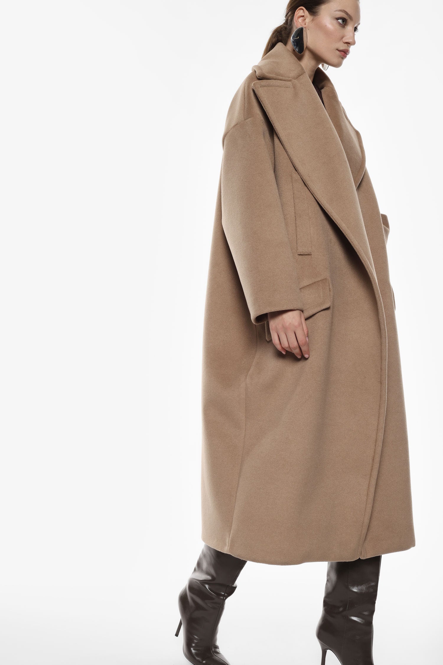 Manteau long cocon à larges revers porté, détail – Camel – Imperial Femme