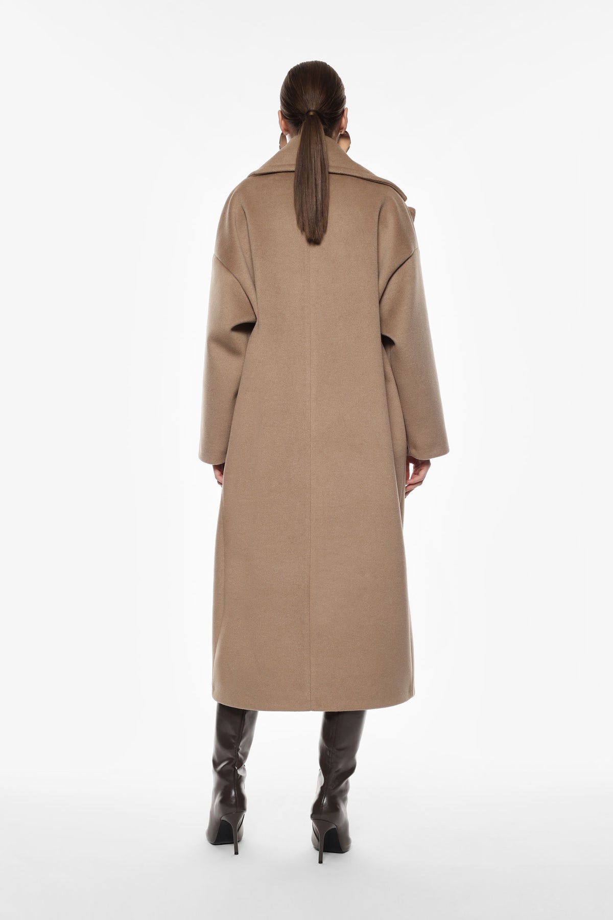 Manteau long cocon à larges revers porté, profil – Camel – Imperial Femme