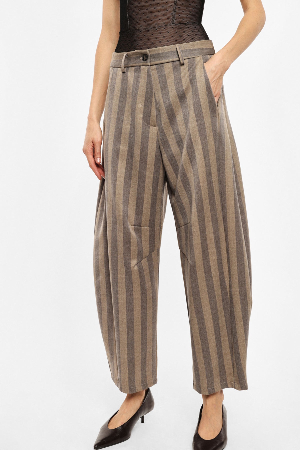 Pantalon barrel à larges rayures porté, profil – Camel – Imperial Femme