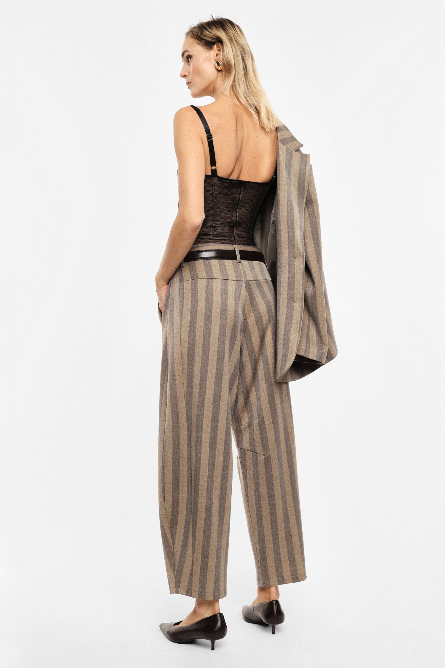Pantalon barrel à larges rayures porté, dos – Camel – Imperial Femme