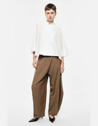 Pantalon barrel fluide, porté de face