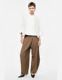 Pantalon barrel fluide, porté de face