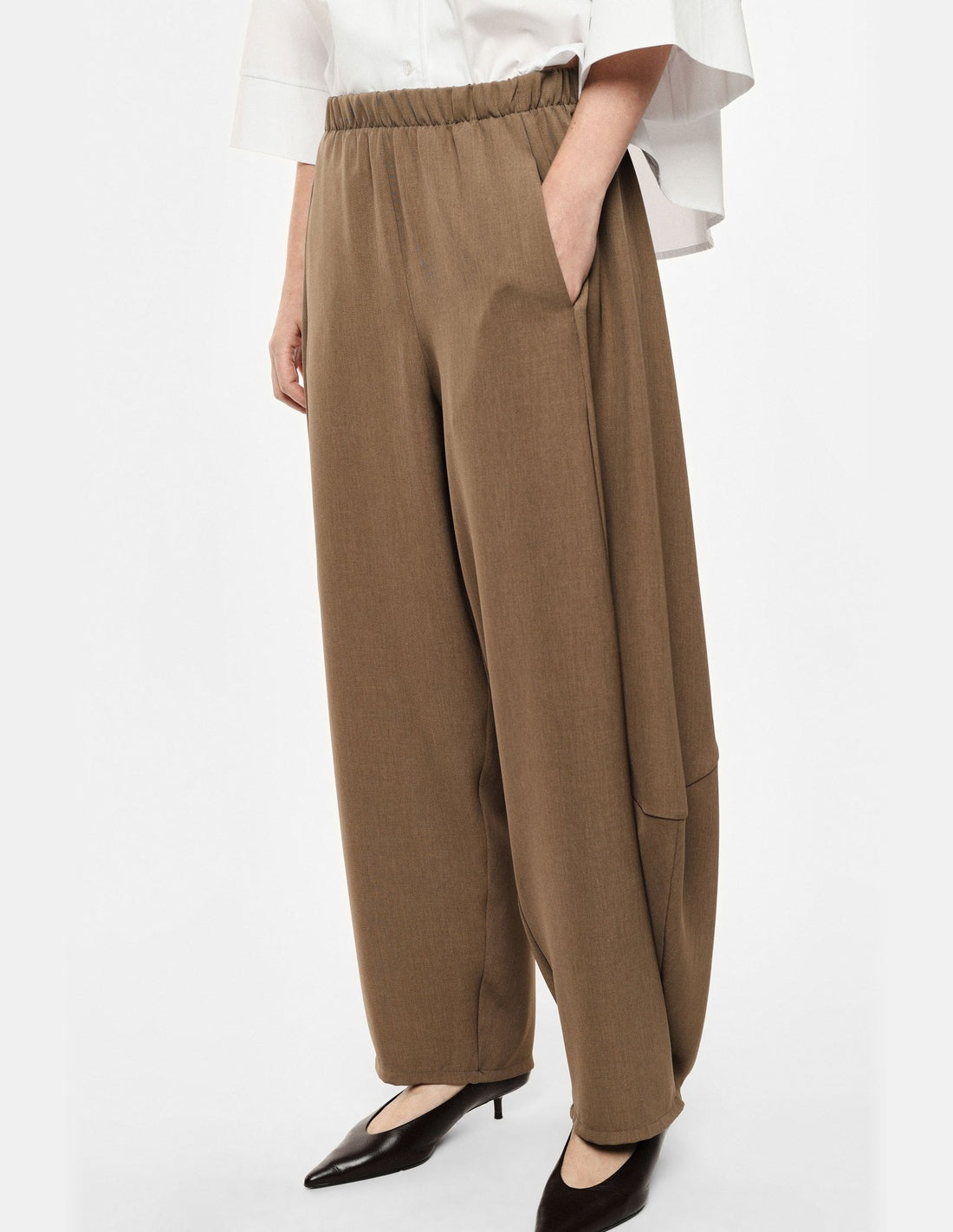 Pantalon barrel fluide, porté de trois-quarts