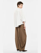 Pantalon barrel fluide, porté de profil