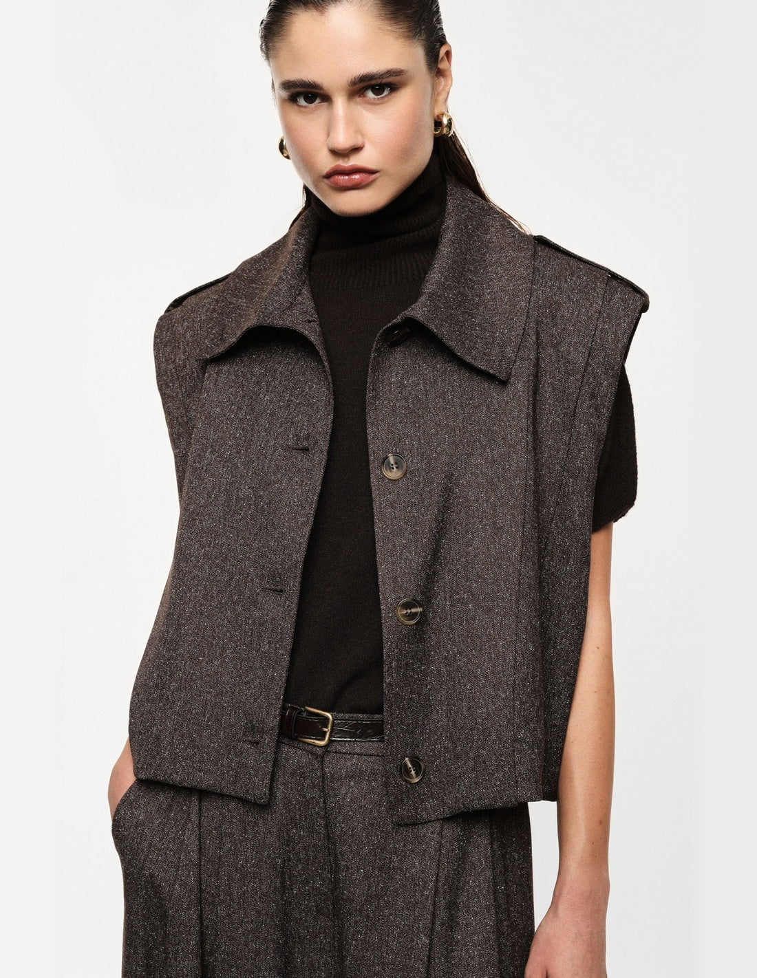 Gilet sans manches col chemise, porté de face