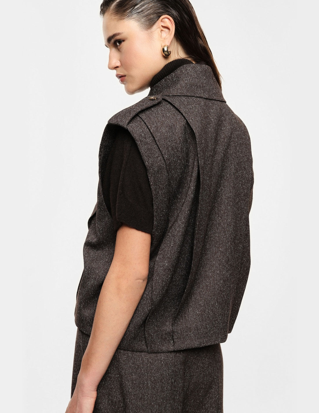 Gilet sans manches col chemise, porté de dos