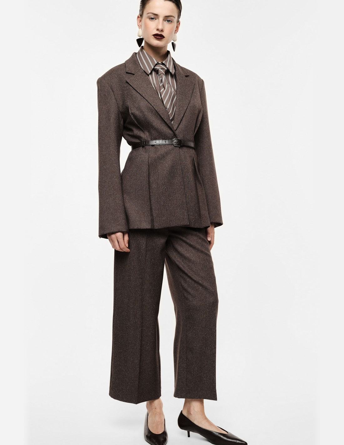 Pantalon large taille haute, porté avec un blazer