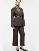 Pantalon large taille haute, porté avec un blazer
