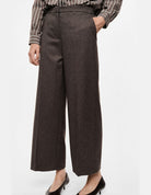 Pantalon large taille haute, porté de profil