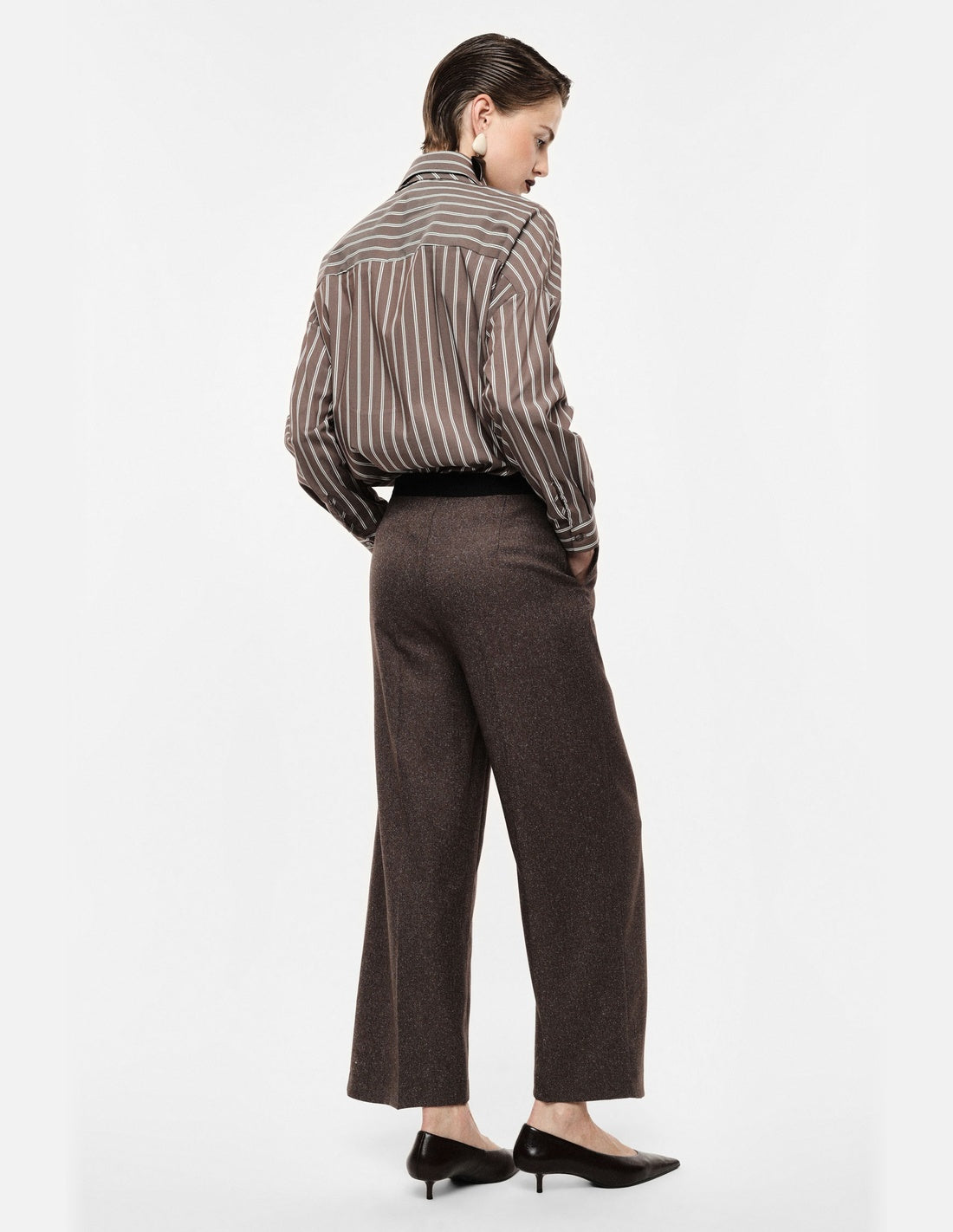 Pantalon large taille haute, porté de dos
