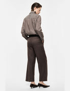 Pantalon large taille haute, porté de dos